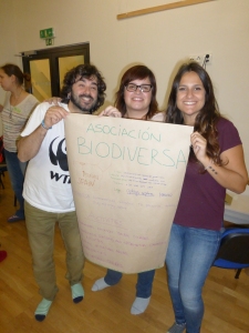 Jorge, Sandra y Helena con el póster de presentación de Biodiversa